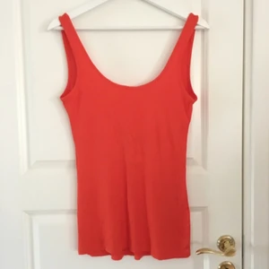  - Fin ribbad linne med djup rygg från Hm trend. Färg: Orange. 
Oanvänd, prislapp kvar. 