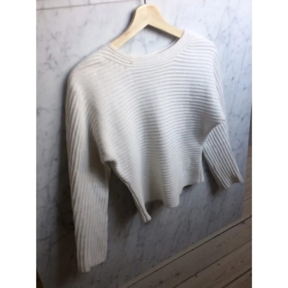 100 % bomull off-white tröja från Monki. Tröjor & Koftor.