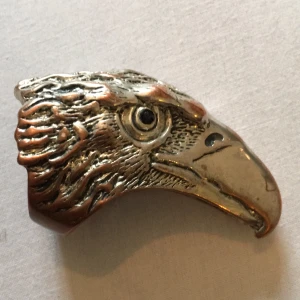  - Ring, örnhuvud. Ej äkta silver, kopparfärgad på sina ställen. Stor men bekväm. (Se bild 2) 5 cm från huvud till näbb. (Se bild 1) Öppning är 1,7 cm bred och 2,5 cm hög (se bild 3) Skickas mot att köparen betalar frakt. 
