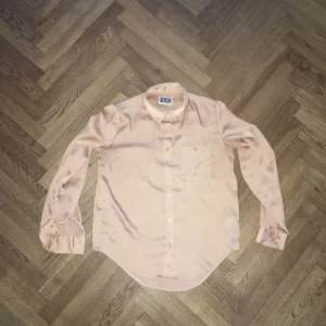  - Silky weekday skjorta i beige/guld. Passar XS/S. 