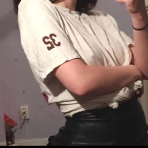  - Brandy Melville top, använd kanske 3 gånger! Färgen är cream/beige och det står New York 32 på ryggen. Funkar också utmärkt att ha bak å fram. 