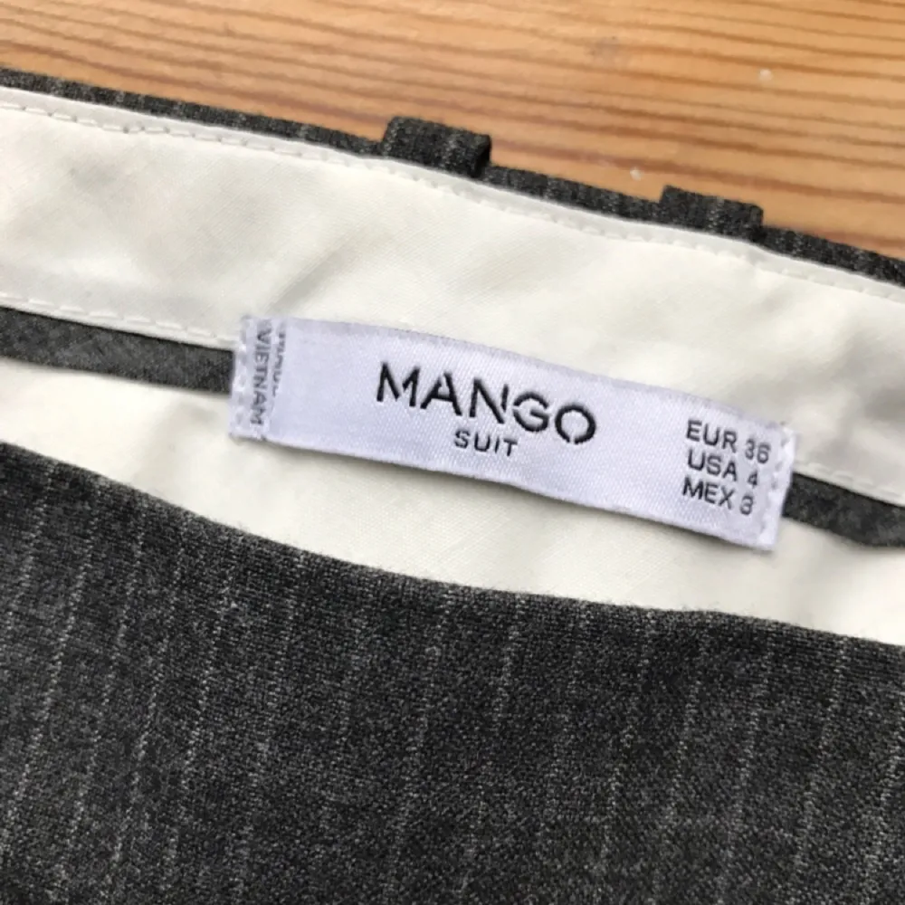 Gråa kostymbyxor från Mango. Inköpspris 500:- aldrig använda! Färgen visas bäst på bild 1 och 2. . Jeans & Byxor.
