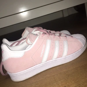  - Supersnygga adidas skor i storlek 38. Säljes pga för små. Använda 3ggr Nypris 999kr FRI FRAKT!! 