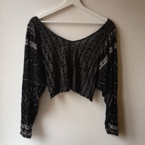  - Tröja från urban outfitters i storlek S. Det är ett kors i ryggen.