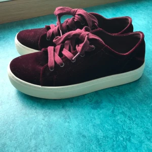  - Skor från Zara i storlek 38, endast använda en gång! Säljes pga fel storlek. 