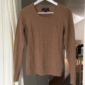  - Gant stretch lambswool. Kabelstickad, kamelfärgad. Superfint skick då den knappt använts. M men passar även S. 

Hämtas i Gbg eller skickas mot frakt.