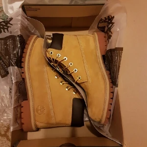  - helt nya och oanvända skor.  Endast prövade, fick de som gåva. Säljes pga att skorna är lite för stora för mig.  