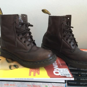  - Fodrade mörkbruna vinterkängor i skinn från Dr Martens. Fint omhändertagna. Storlek 36. 500 kr. 