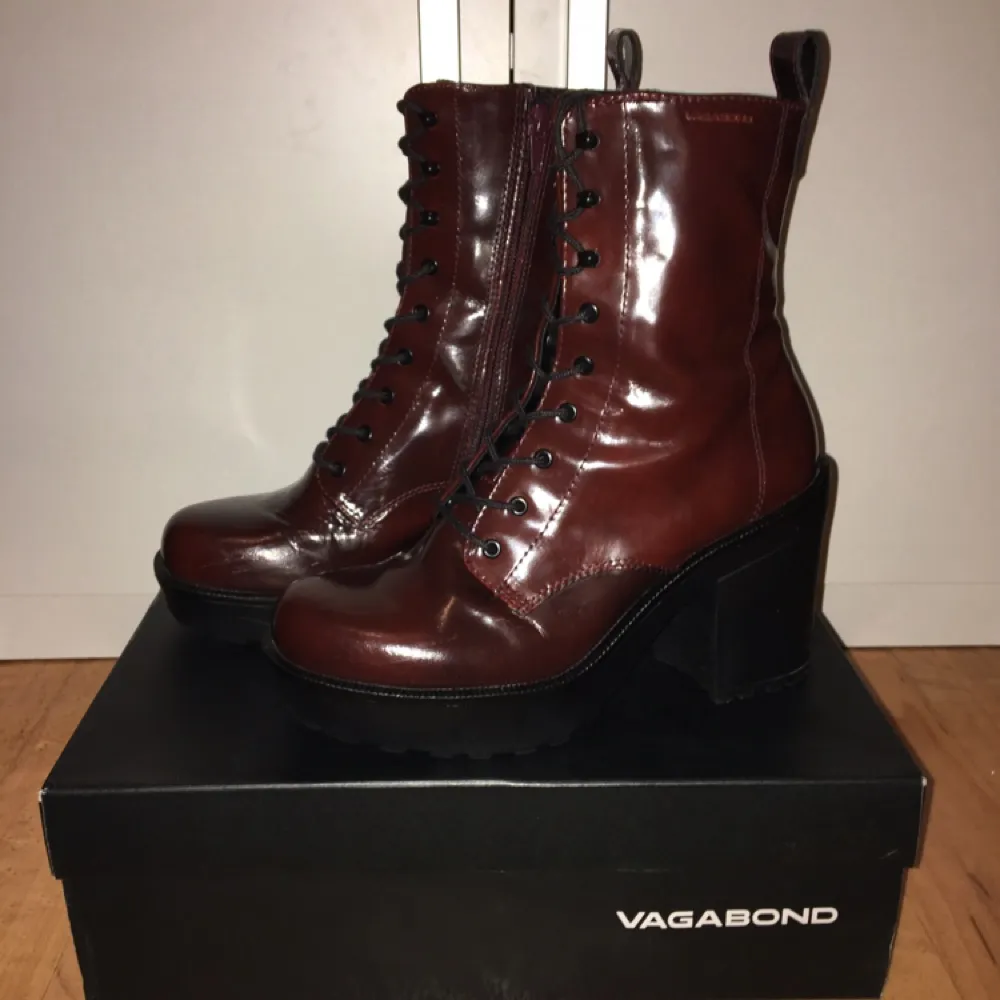 Burgundy boots från Vagabond, endast använda en gång inomhus, skitsnygga och nice i vilken årstid som helst, köpta för org. pris 1199kr säljes för 500kr . Skor.