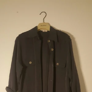  - blå skjorta/jacka