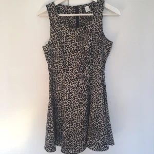  - Fin klänning från H&M som aldrig använts 🐆🐆 Möts gärna upp i Göteborg annars står köparen för frakten. 