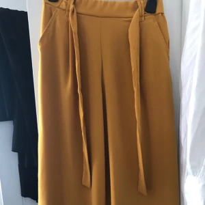  - Trekvartsbyxor från Zara, senapsgula.