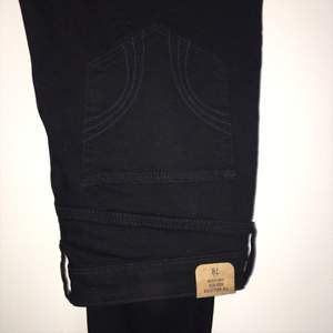 Svarta jeans från Hollister aldrig använda med lappen kvar. Väldigt små i storleken, passar bäst på en W26-27, typ S. (Faktisk strl W28L29).