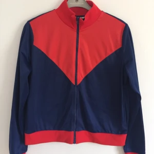  - Jätteskön tjocktröja köpt på monki som aldrig fått tillfället till att användas, därför säljer jag den. En perfekt tröja till sommaren eller våren då den inte är så tjock!   