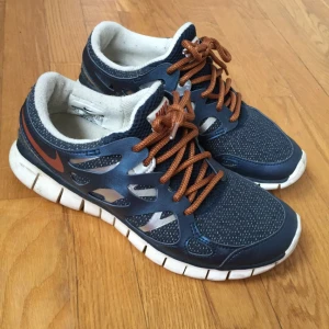  - Supersnygga nikeskor i väldigt bra skick!  Dom är märkta 37,5 men Nike är små i storlekarna så dessa motsvarar en normal 36a.   Frakt 40kr ✨ jag har svisch ✨✨