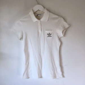  - Vit adidas-piké, är stl M, men passar mer som en S. Second-hand men fint skick. Köparen står för frakt. Kan mötas uppi Sthlm/Gbg