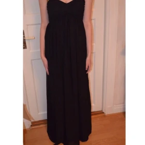  - Långklänning från Nelly.com, lappen sitter kvar! Testad två gånger varav en gång för att ta bilden.  Djur och rökfritt hem! Köparen betalar frakt om avhämtning inte funkar, swish finns. :)