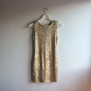  - Superfin paljettklänning från Nelly.
Passar perfekt som nyårsklänning!
Aldrig använd.