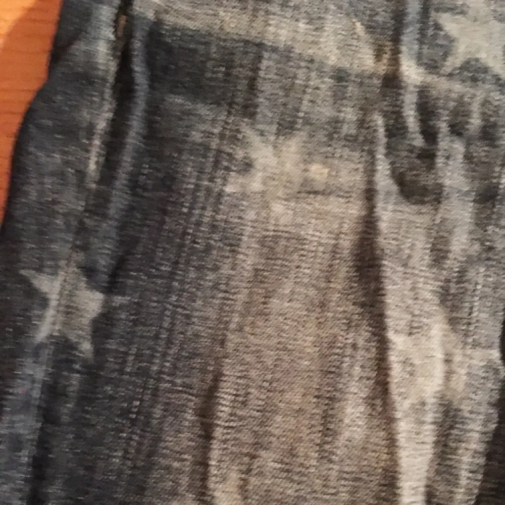 Mörkblåa jeans med stjärntryck på, från Lindex. Aldrig använda! Storlek : W:29/L:32. Jeans & Byxor.