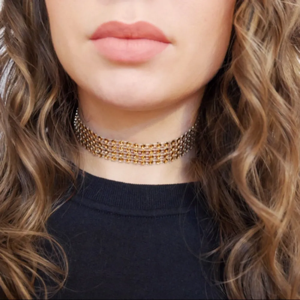 Egengjord choker i strass, lätt i vikten. Ställbar storlek.. Asusteet.