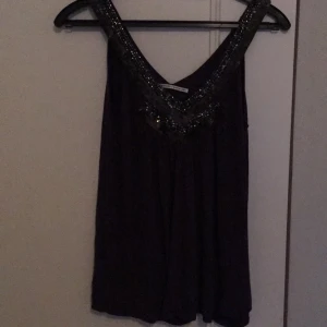  - Mörkblå topp från Birger et Mikkelsen. Paljetter fram och bak längst upp. Nyskick! 