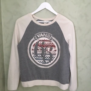  - Sweatshirt, köpt på Vans i Polen. Otroligt snygg och bekväm. Frakt tillkommer!