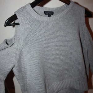  - Snygg grå tröja med hål för axlarna. Inte mycket använd alls. Storlek 36. Från Topshop. Frakt kostar 50kr  Kan mötas upp i Vallentuna, Täby C eller Vällingby C :)