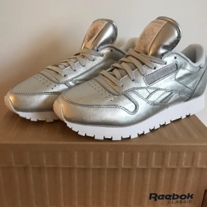  - Helt nya Reebok FACE silver metallic