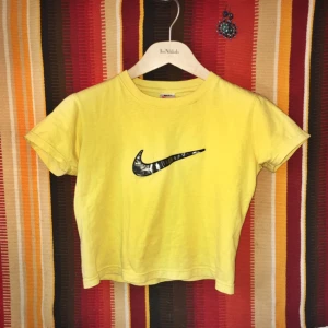  - Kort tajt Nike T-shirt! 💛  oklar storlek (kanske en barntröja) men typ S. Frakt ingår i pris 😘