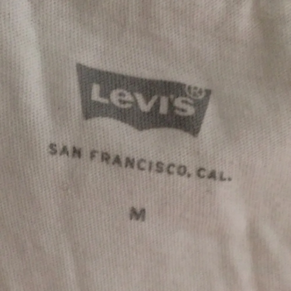 Äkta Levi's T-shirt, storlek M men är lite liten i storleken. Använd få tal gånger 🙌🏼. T-shirts.