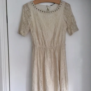  - Inte hittat studentklänning? Inga problem! Här finns en super fin & somrig klänning som passar perfekt till student & vilken sommardag som helst! 🥂☀️