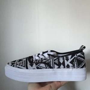  - Skor med högre sula från H&M divided. Aldrig använda utomhus. Provade hemma och i butik. 

Köparen står för frakt. Fråga gärna!