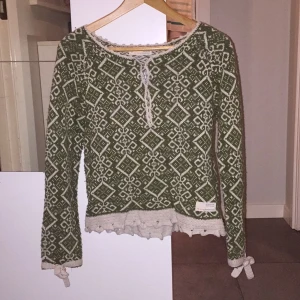 - En oddmolly tröja i 50%lammull, 38% bomull och 12% nylon. Jätte varm och jätte snygg med massa söta detaljer. 
