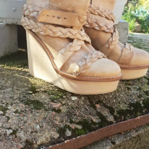  - Acne studios  Stockholm ankel boots  använda några enstaka ggr (3-4) så ser nya ut Nypris 2900 Köpare bet ev frakt  