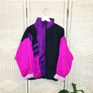  - Old school retrojacka i fina färger. Perfekt för första vårsolen ☀️ storlek är XL men det är heltärligt som en redig MEDIUM. 

❗️Föredrar swish ❗️

FRI FRAKT💌