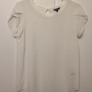  - Enkel men snygg T-shirt med fina detaljer på ärmarna.