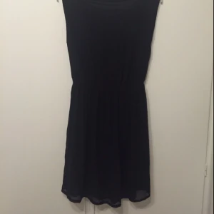  - Svart klänning som har lite lösare passform. Kommer från Soaked in Luxury.