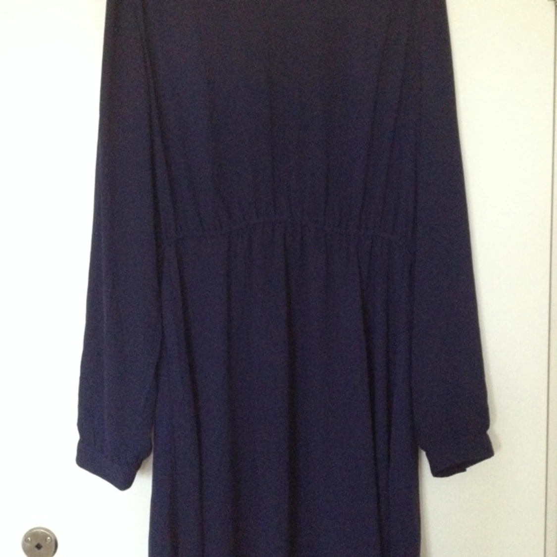 Mörkblå knä-lång klänning från monki, bra skick!  - 1382786973