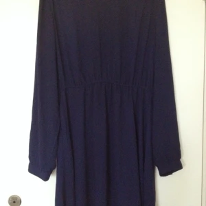 Mörkblå knä-lång klänning från monki, bra skick!  - Mörkblå knä-lång klänning från monki, bra skick! 