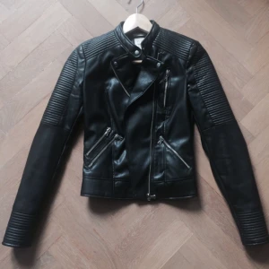  - Läderjacka i fejkläder, oanvänd! I nyskick, nypris ett år sen 600kr. Från Zara. Sitter väldigt fint och känns som äkta läder, har inte använt för att jag har två läderjackor.