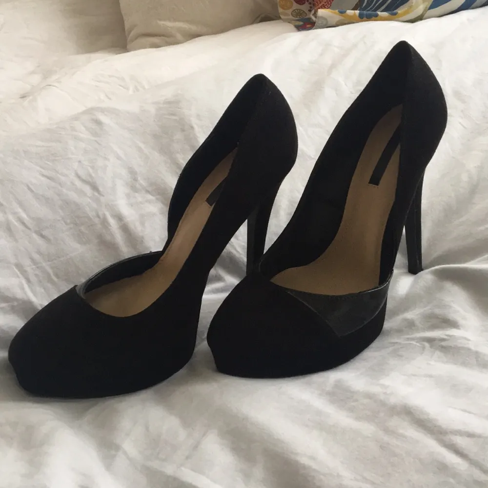 svarta högklackade skor i mocka från zara. använt dem en gång på ett bröllop, så har aldrig använts utomhus! finns inga märken eller fläckar. sjukt snygga men kan inte gå i dem haha. . Skor.