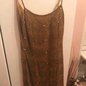  - Superfin klänning med pärldetaljer i perfekt skick. Extra pärlor medföljer. storlek s men kan passa XS och eventuellt mindre M. Når till knäna ungefär. 

Möts i Uppsala eller stockholm central.