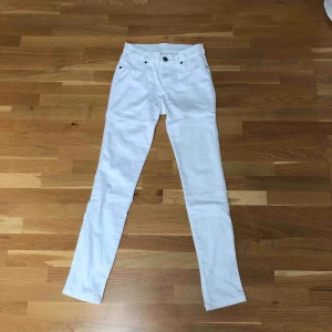  - Vita, tighta, stretchiga DrDenim jeans. Är i storlek XS men passar även S pga stretchen. Högmidjade. Aldrig använda, därav i toppskick och bra kvalité. Frakt tillkommer.