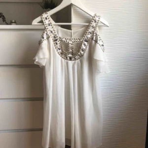  - Klänning från Dmretro, köpt för två år sedan men knappt använd! Fint skick, skön och luftig att ha på sig. Perfekt för sommaren! 