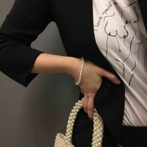  - Handgjorda armband med pärlor i olika färger. Det är inte stretch, så man kan behöva rulla på armbandet över handen. Olika storlekar på varje armband, kan mätas vid intresse!  49kr styck, fri frakt! 