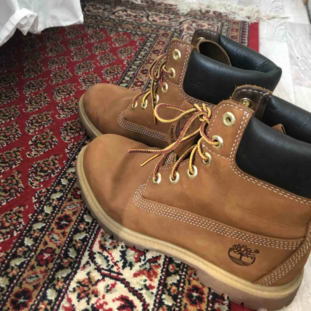 Snygga timberlands i bra skick. Köpt här i plick men aldrig använda av mig då jag insåg att det inte är min stil. Frakt tillkommer.. Skor.