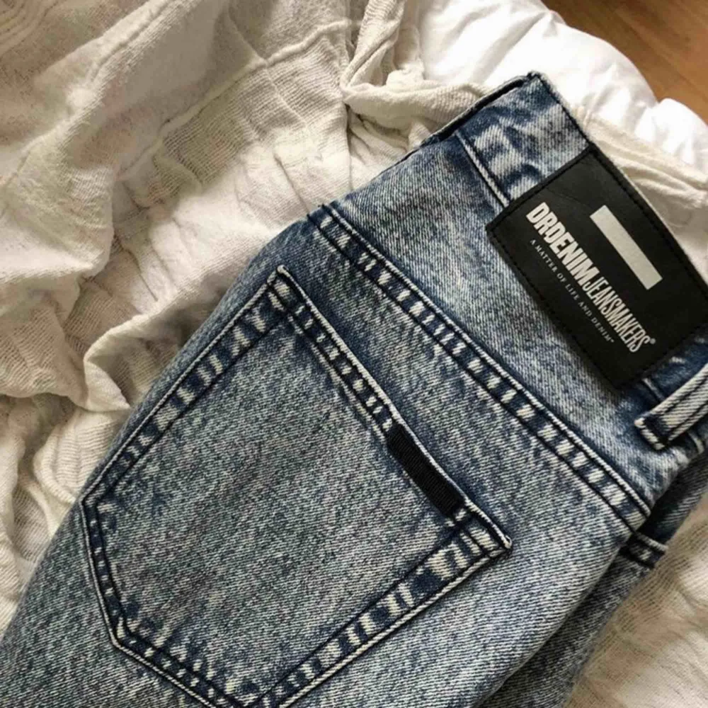 Säljer dessa jeans från dr denim dom är i nyskick. Frakt tillkommer . Jeans & Byxor.