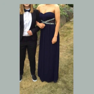  - Superfin balklänning endast använd en gång. Bra kvalitet! Köpt i USA! Jag är 167 och hade den med klackar. Tar swish och köpare står för frakt. Kan även mötas i malmö/lund/hörby!💕