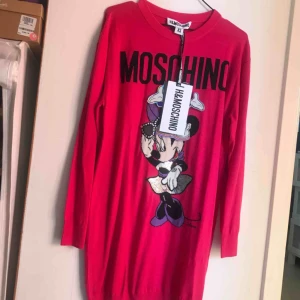  - BUD PÅ TRADERA! Aldrig använd Moschino [TV] H&M klänning i rosa. Klänning i 100% ull. Slutsåld på direkten både i butik och online, lapparna är kvar och har bara hängt i min garderob.i Köpt för nypris 999kr.