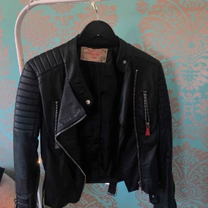  - Nu säljer jag min fina skinnjacka från chiquelle, den är lite använd men ser fortfarande super snygg ut! Jackan har dock ett håll i fodralet inne i jackan vid armen men det är inget som syns. Skriv om du vill ha fler bilder❤️